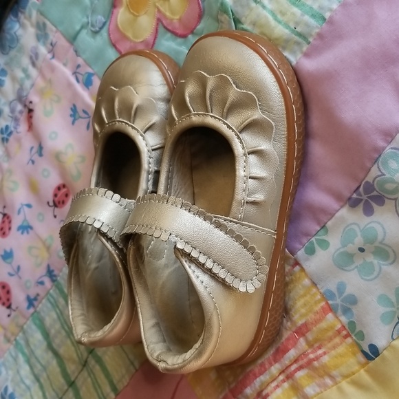 Livie & Luca Gold Kids Dress Shoes Size 7 Champagne Ruche Mary Jane GUC Livie & Luca Gold Kids Dress Shoes Size 7 Champagne Ruche Mary Jane GUC